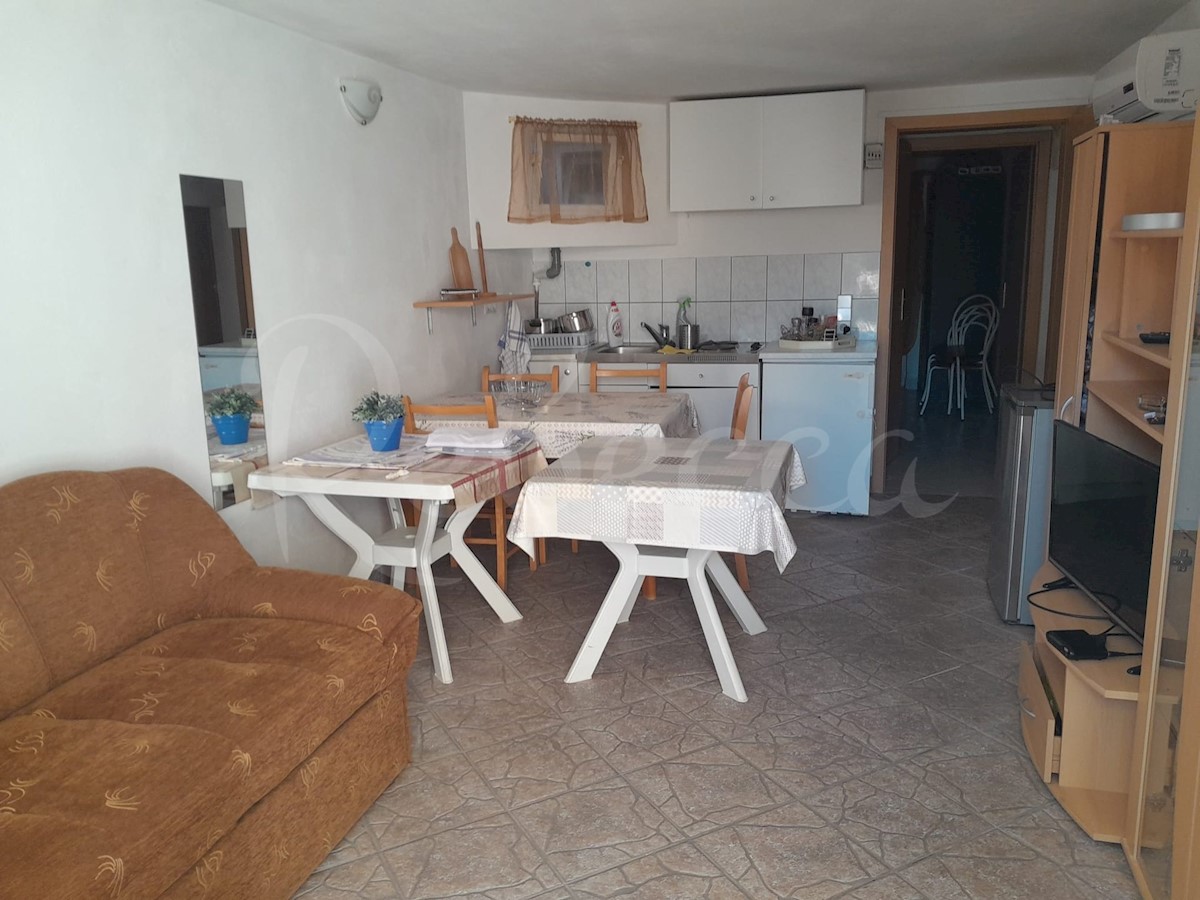 Zadar, Vir, lepa hiša, 2 apartmaja, garaža, 2. vrsta, morje 25m !!!