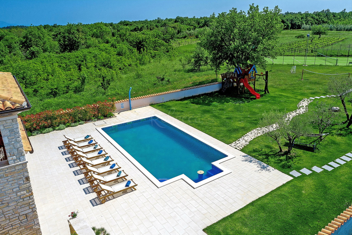 KRNICA OKOLICA VILA ZA POČITNIŠKI VRT 2800m2
