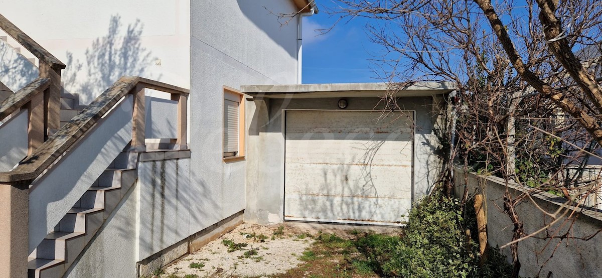 Vir, jug, hiša z 2 apartmajema in garažo (122m2), 200 m do morja