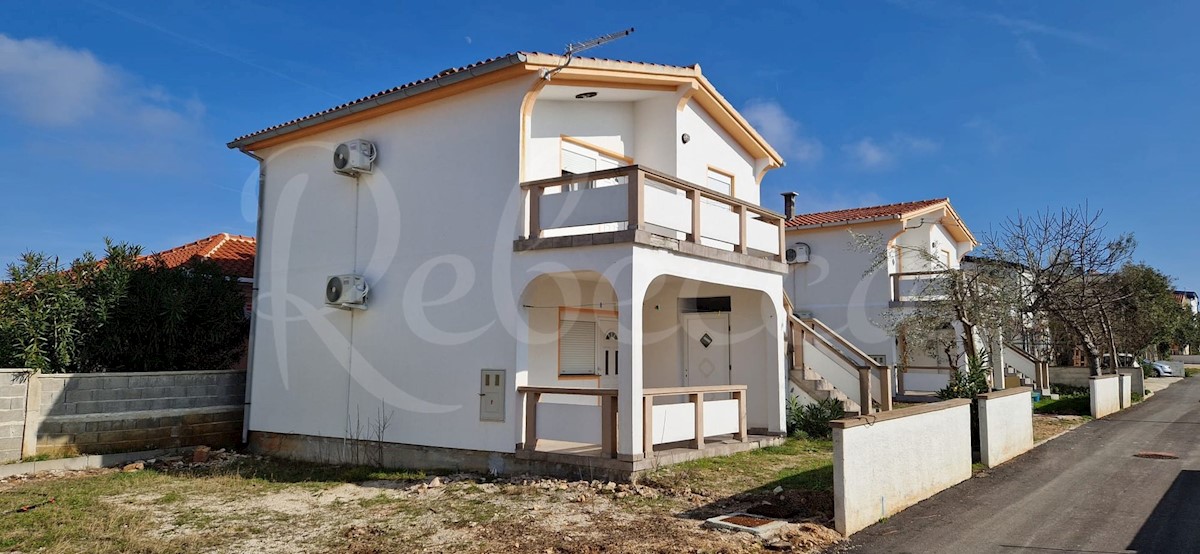 Vir, jug, hiša z 2 apartmajema in garažo (122m2), 200 m do morja