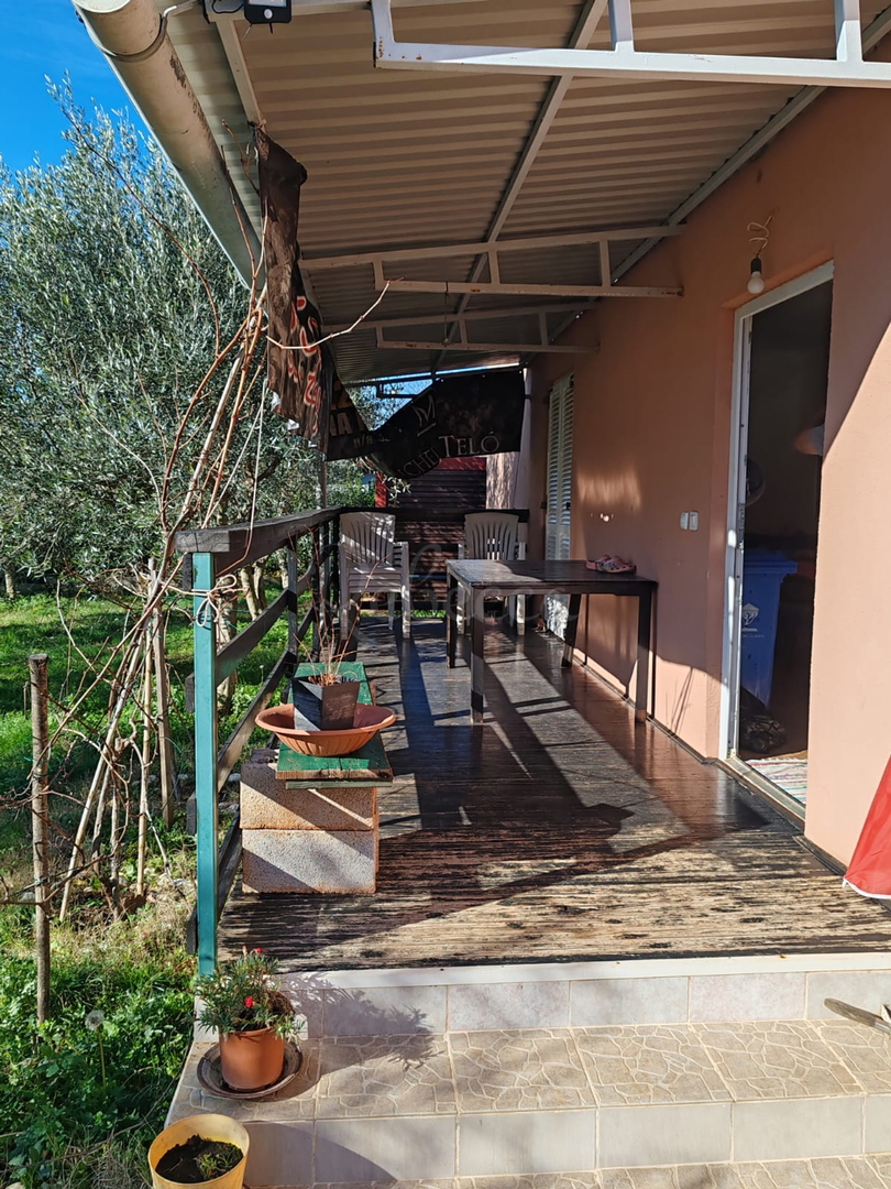 Kmetijsko zemljišče 1000 m2 z objektom - Valtura