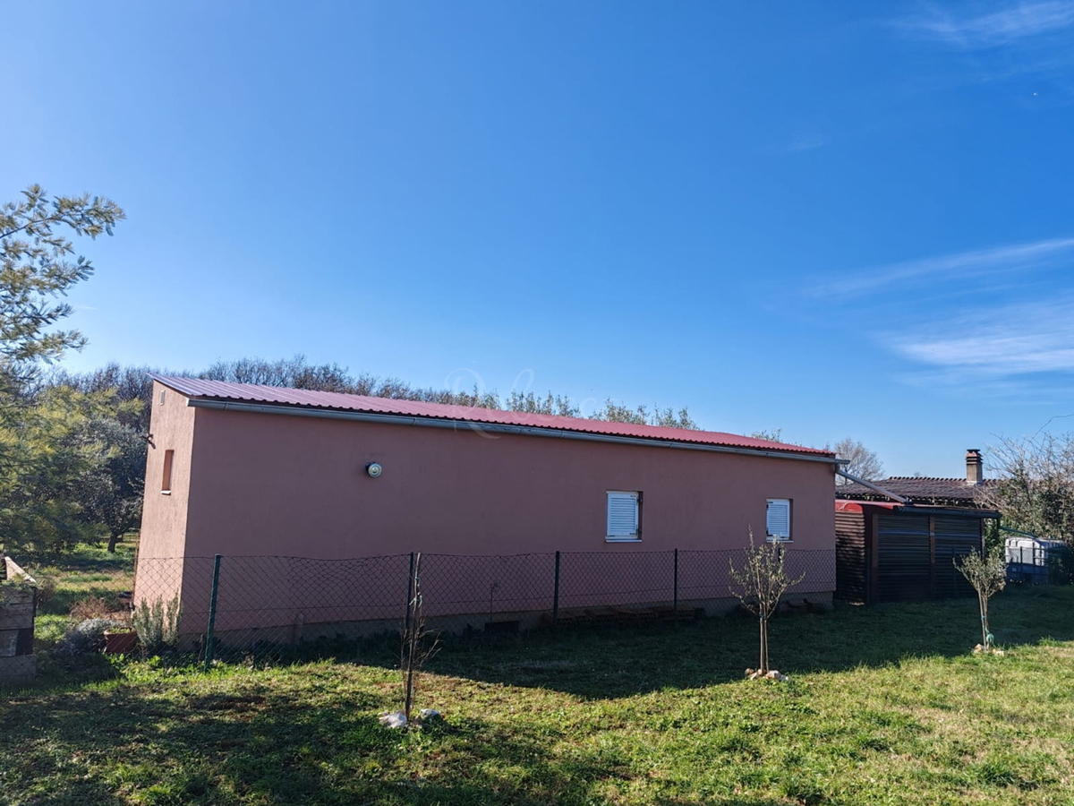 Kmetijsko zemljišče 1000 m2 z objektom - Valtura