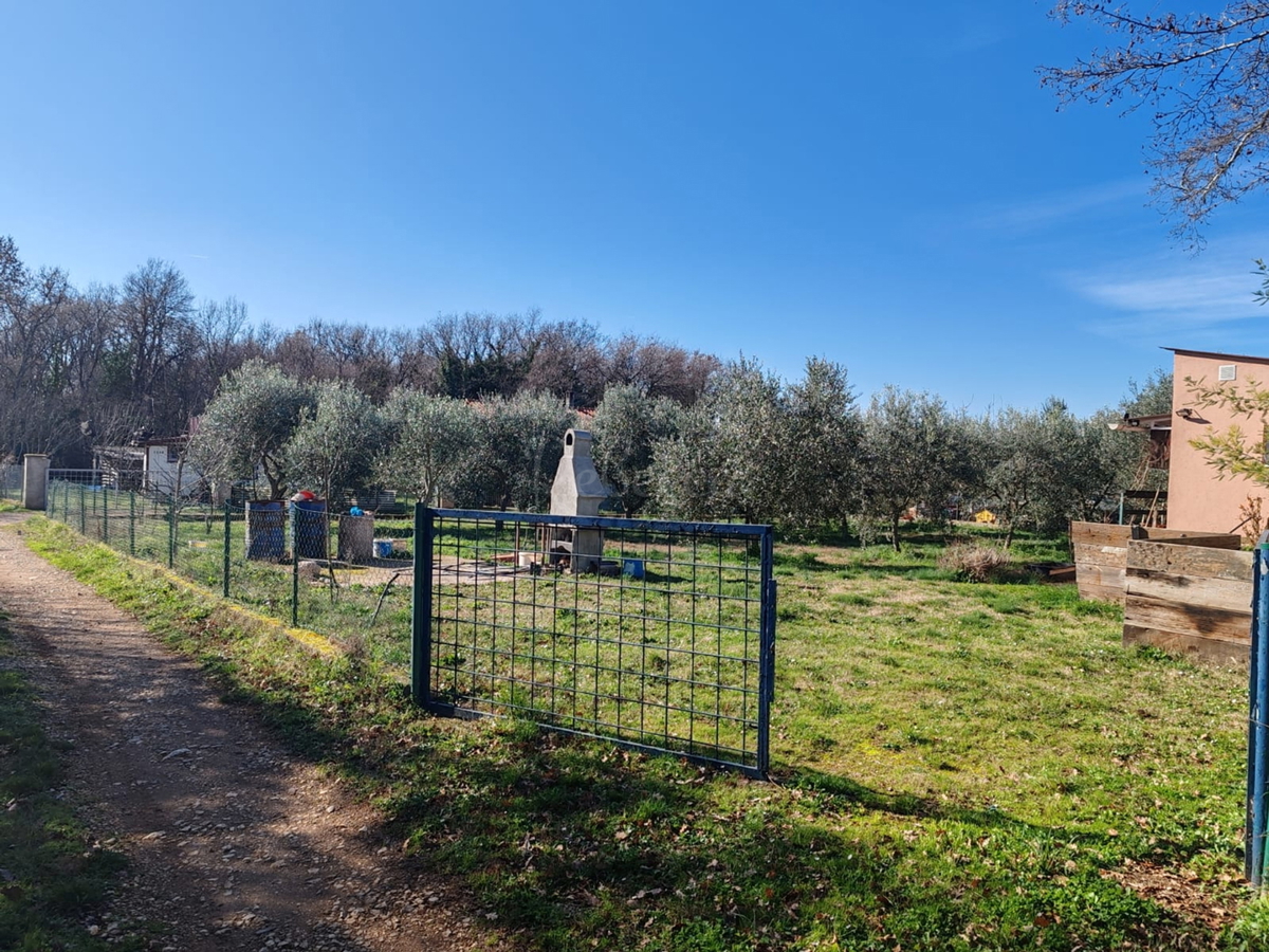 Kmetijsko zemljišče 1000 m2 z objektom - Valtura