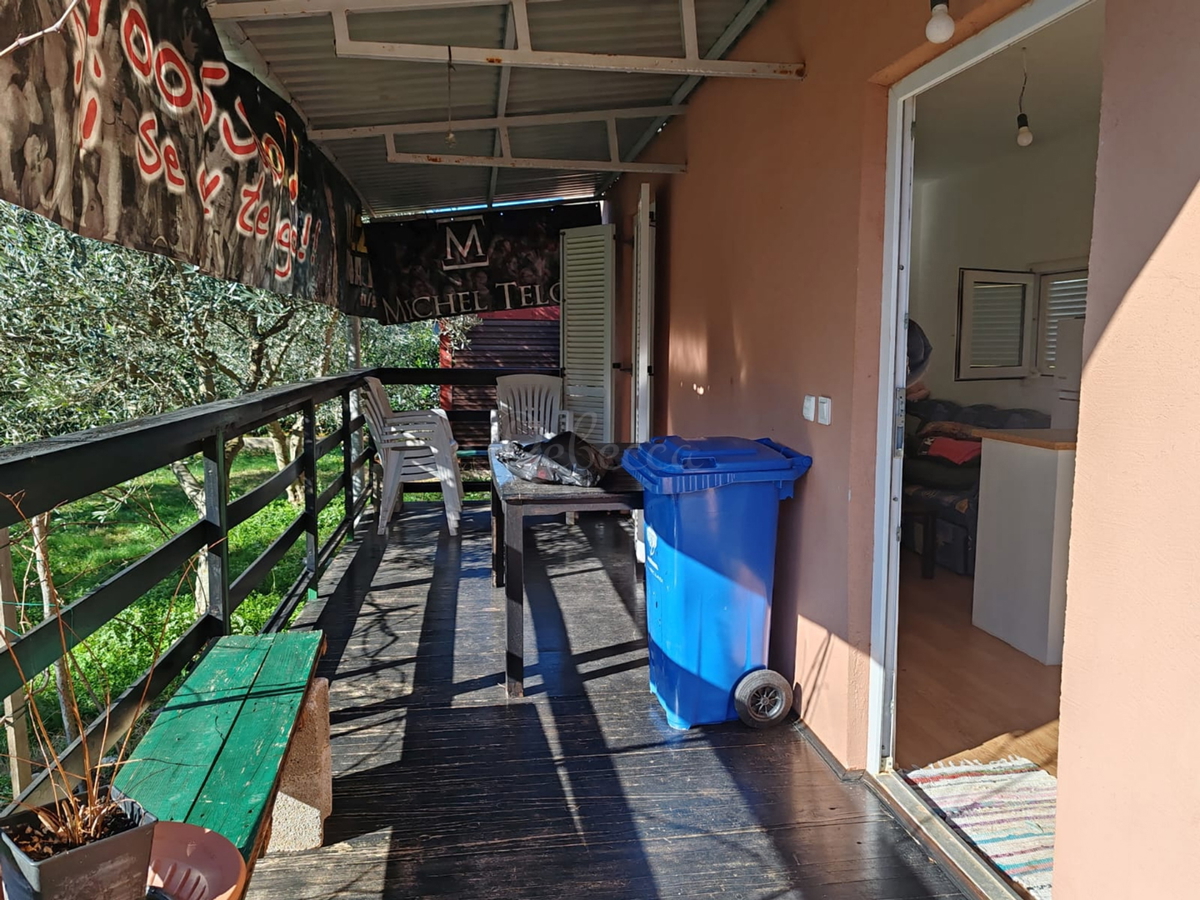 Kmetijsko zemljišče 1000 m2 z objektom - Valtura