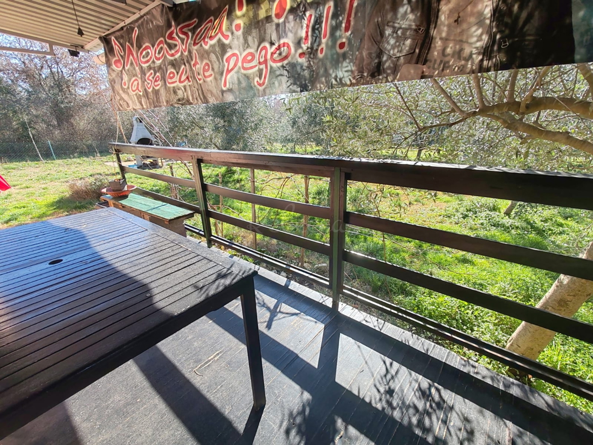 Kmetijsko zemljišče 1000 m2 z objektom - Valtura