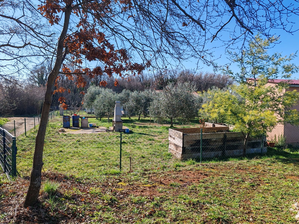 Kmetijsko zemljišče 1000 m2 z objektom - Valtura