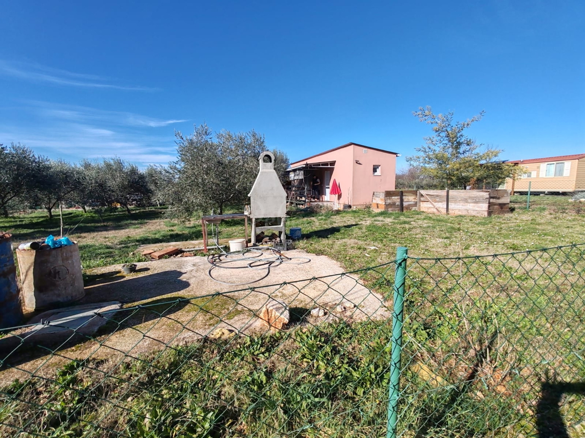 Kmetijsko zemljišče 1000 m2 z objektom - Valtura