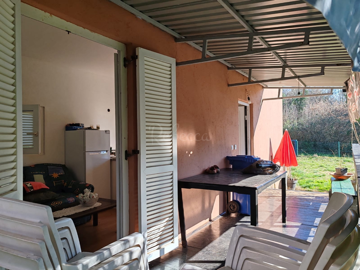 Kmetijsko zemljišče 1000 m2 z objektom - Valtura