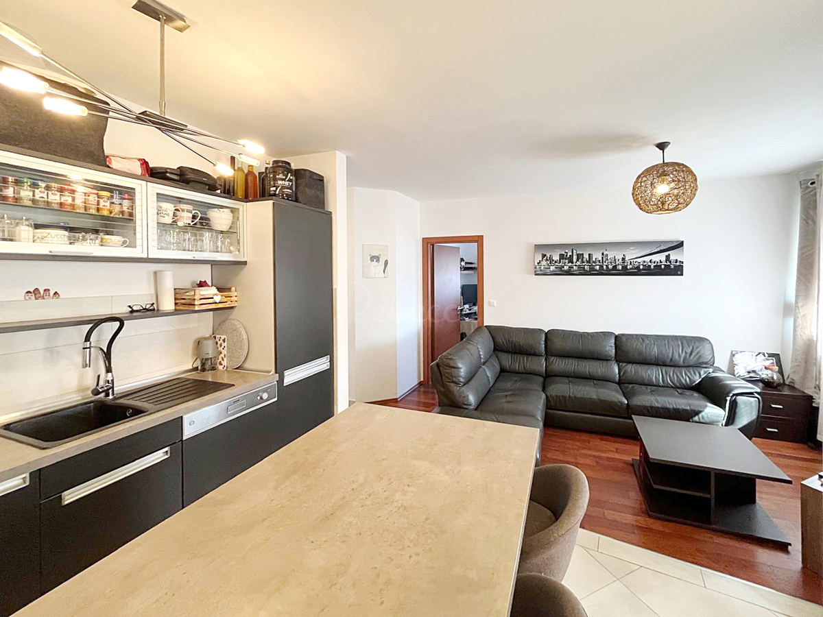 PRODAJA – Stanovanje 55 m², Pula (Medulinska) – opremljeno, balkon, parkirno mesto!