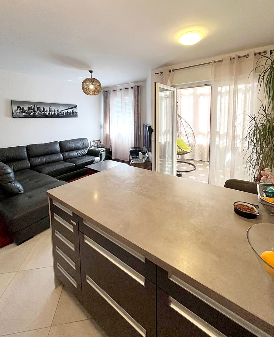 PRODAJA – Stanovanje 55 m², Pula (Medulinska) – opremljeno, balkon, parkirno mesto!