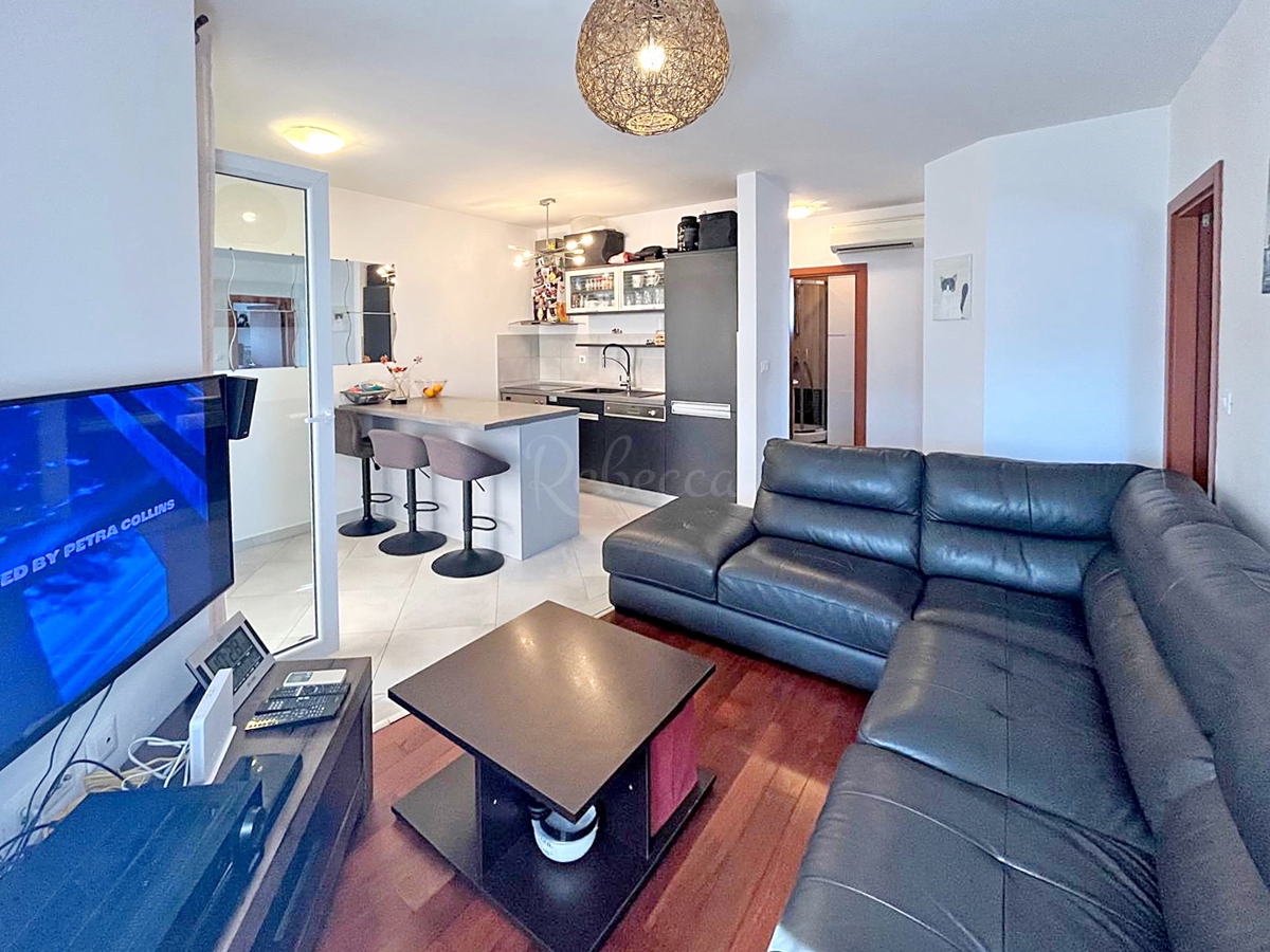 PRODAJA – Stanovanje 55 m², Pula (Medulinska) – opremljeno, balkon, parkirno mesto!