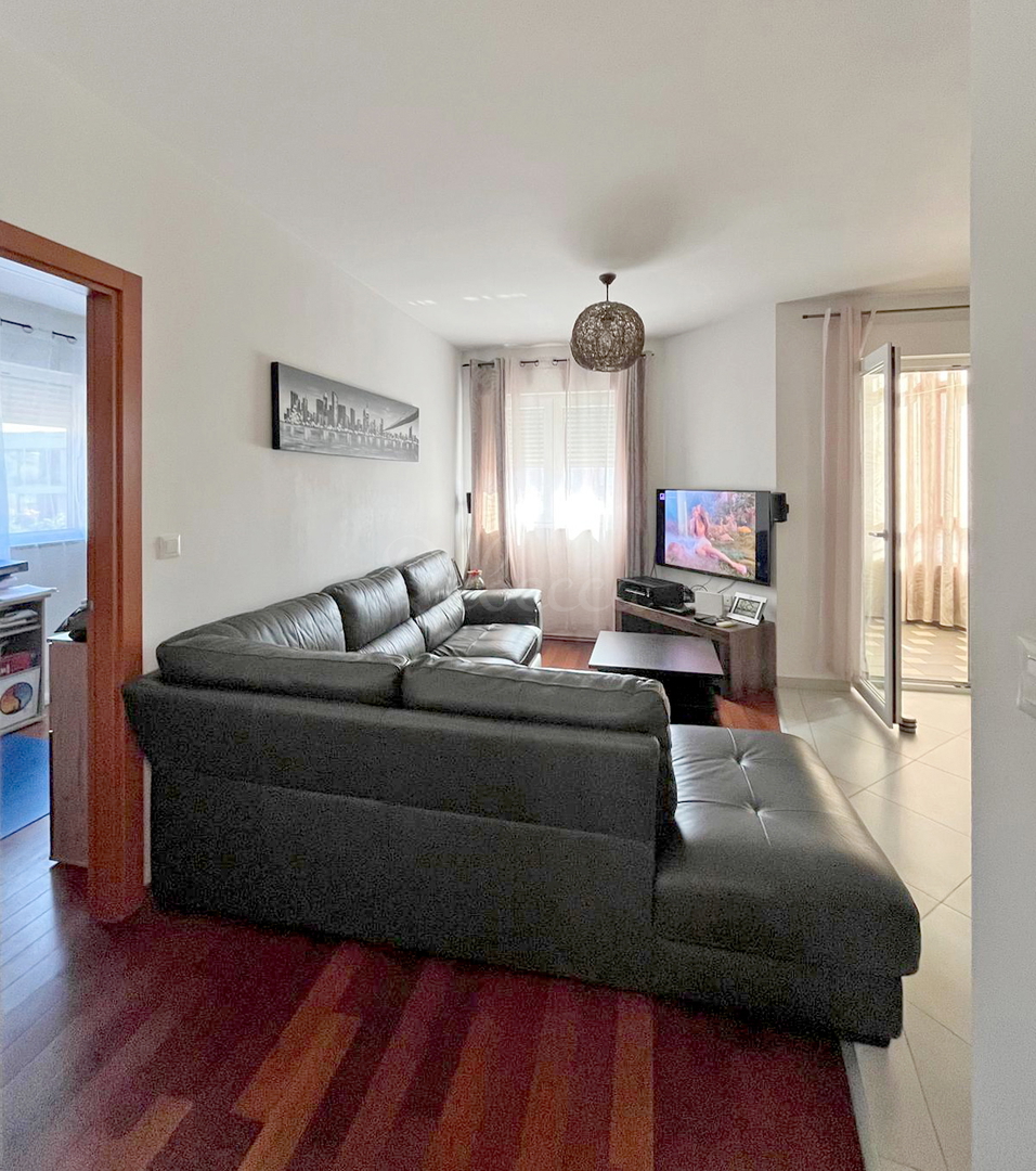 PRODAJA – Stanovanje 55 m², Pula (Medulinska) – opremljeno, balkon, parkirno mesto!