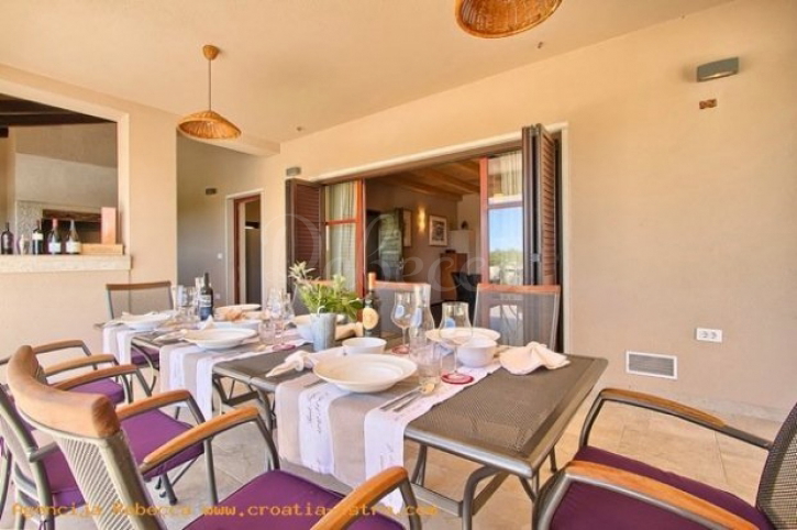 Vila z bazenom, 400 m2, v bližini Svetvinčenta