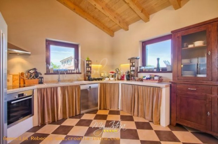 Vila z bazenom, 400 m2, v bližini Svetvinčenta