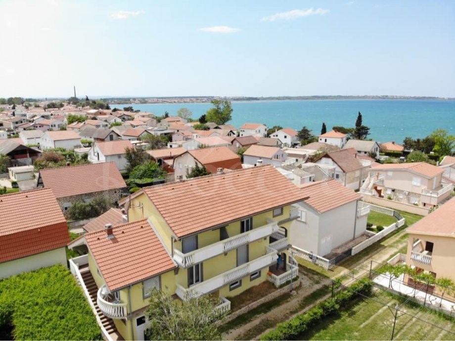 Vrsi, hiša 8 apartmajev, klet, garaža, 60m od morja, pogled !!!