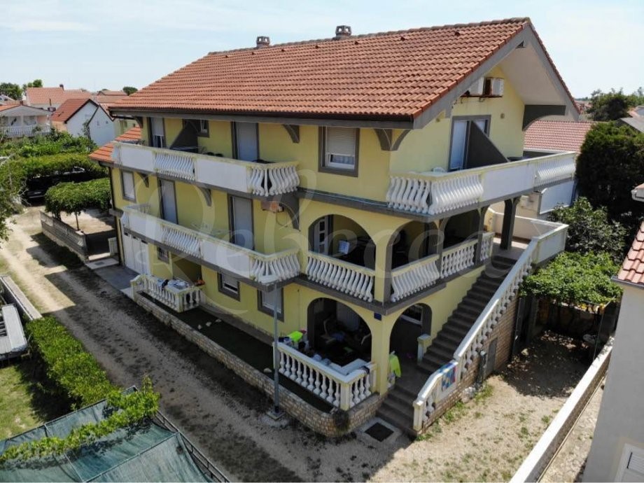 Vrsi, hiša 8 apartmajev, klet, garaža, 60m od morja, pogled !!!