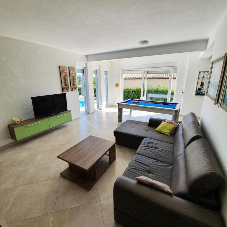 Vila z bazenom, 180 m2, pogled na morje, Pomer
