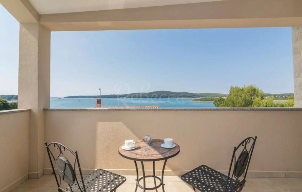 Vila z bazenom, 180 m2, pogled na morje, Pomer