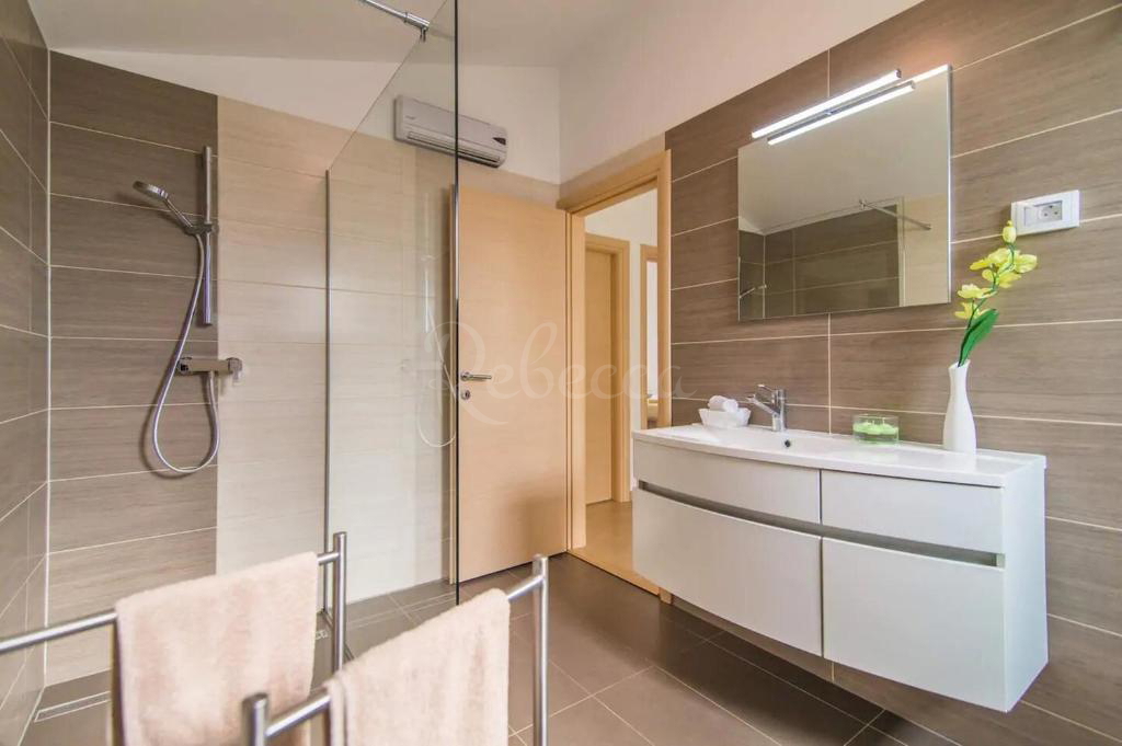 Vila z bazenom, 180 m2, pogled na morje, Pomer