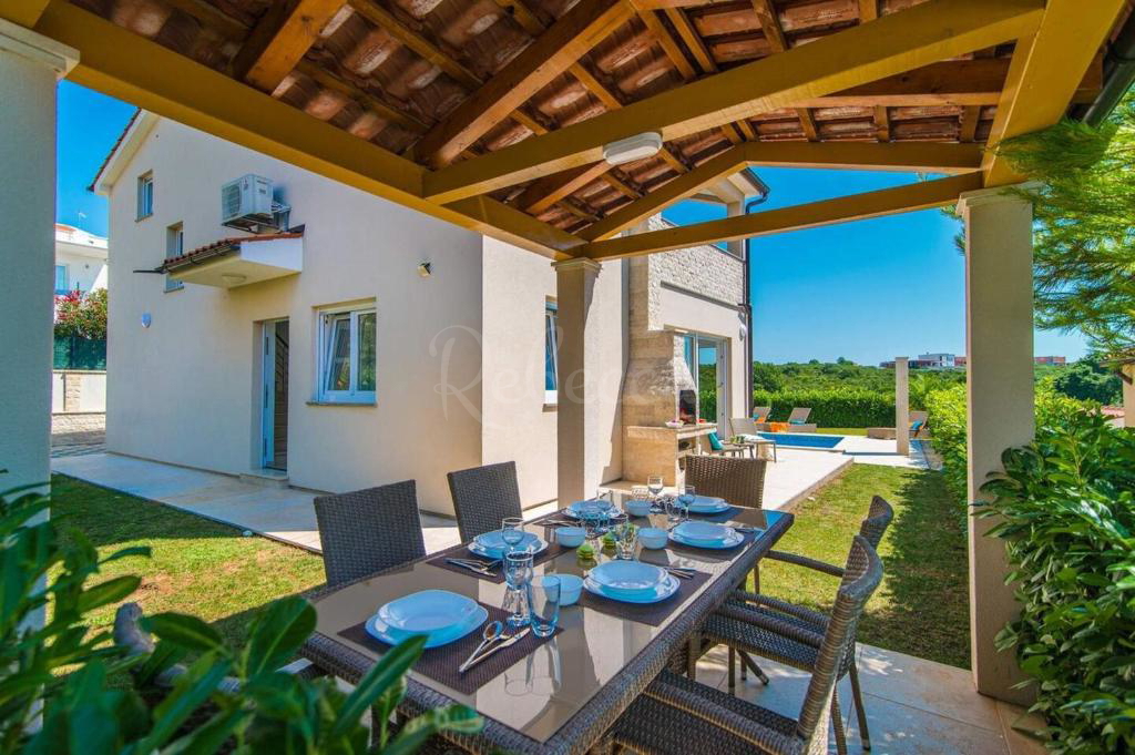 Vila z bazenom, 180 m2, pogled na morje, Pomer