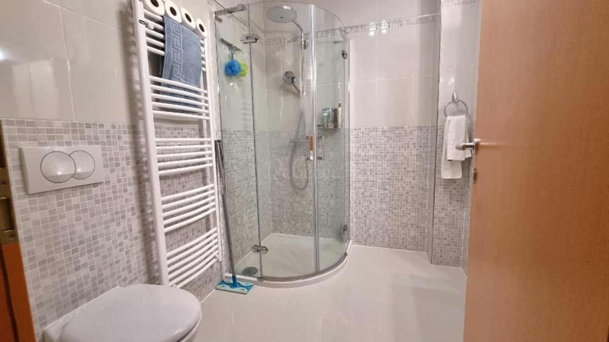 Stanovanje 2. nadstropje, 61 m2, 2 spalnici, terasa, parkirišče, Pula