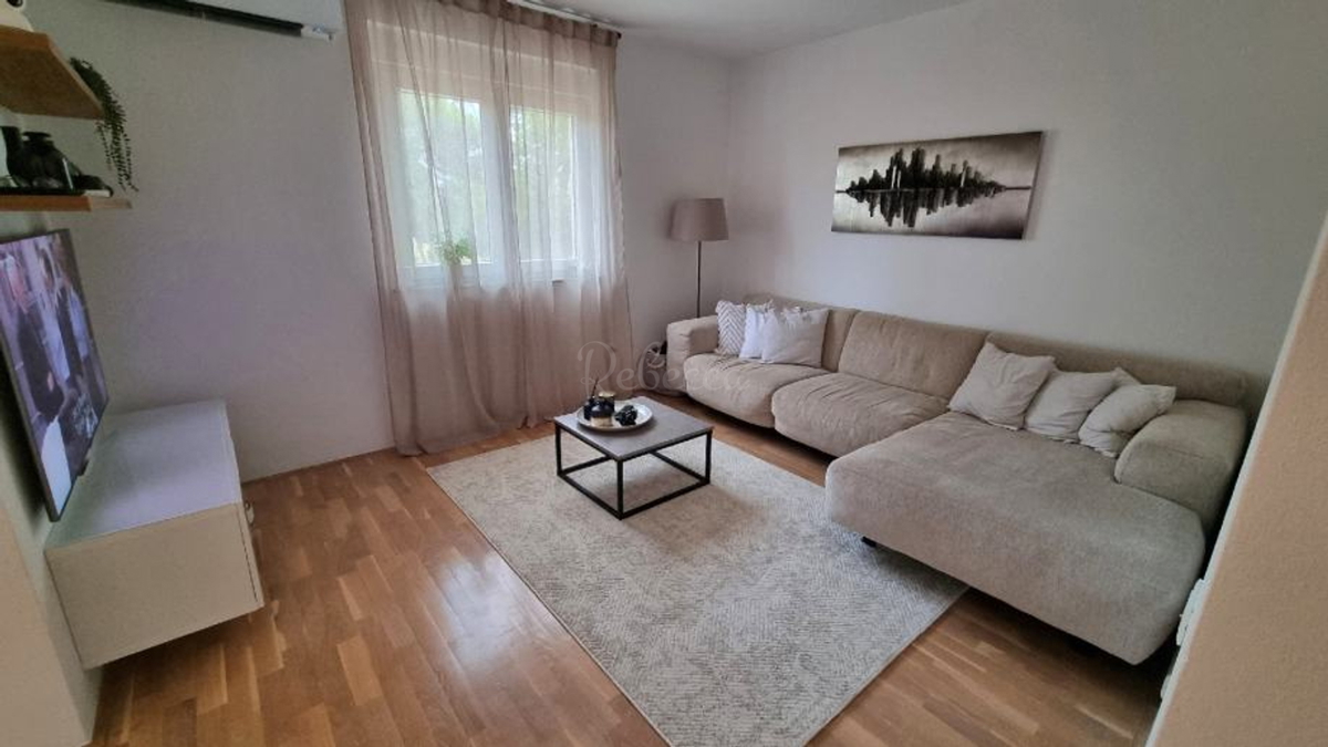 Stanovanje 2. nadstropje, 61 m2, 2 spalnici, terasa, parkirišče, Pula