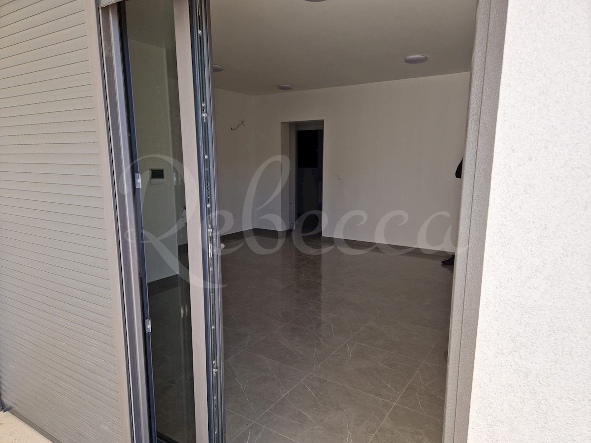 Nin, Zaton, apartma s strešno teraso (97m2), 40 metrov od morja, NOVOGRADNJA