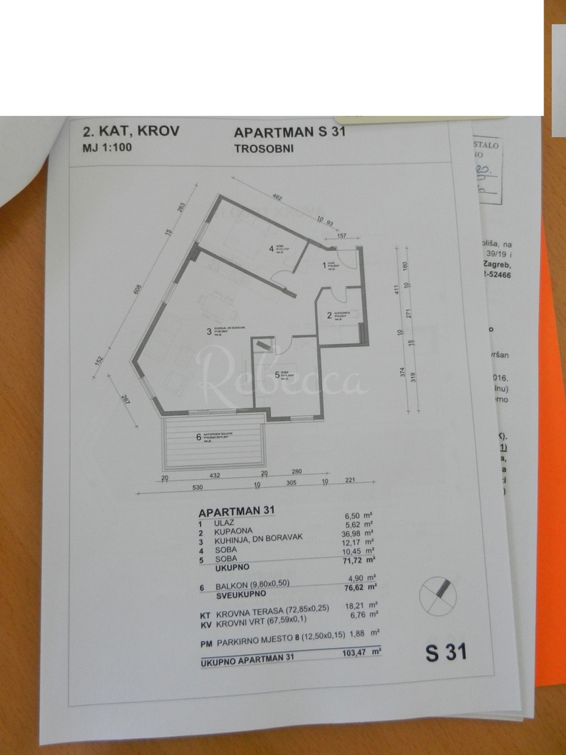 Prodaja ekskluzivnega apartmaja v Premanturi, z vpisano stanovanjsko površino 104m2, cena vključuje veliko strešno teraso 140m2 kot edino nepremičnino s pogledom na morje, prva vrsta doma