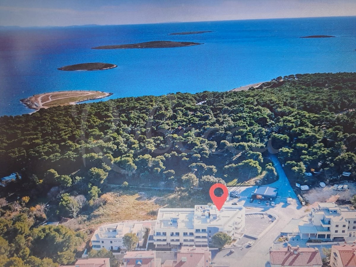 Prodaja ekskluzivnega apartmaja v Premanturi, z vpisano stanovanjsko površino 104m2, cena vključuje veliko strešno teraso 140m2 kot edino nepremičnino s pogledom na morje, prva vrsta doma