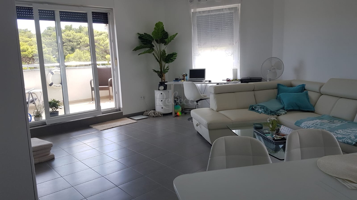 Prodaja ekskluzivnega apartmaja v Premanturi, z vpisano stanovanjsko površino 104m2, cena vključuje veliko strešno teraso 140m2 kot edino nepremičnino s pogledom na morje, prva vrsta doma