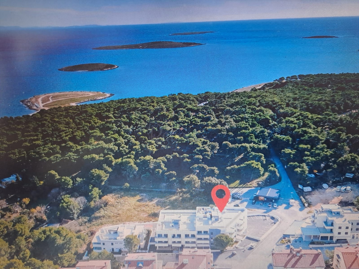 Prodaja ekskluzivnega apartmaja v Premanturi, z vpisano stanovanjsko površino 104m2, cena vključuje veliko strešno teraso 140m2 kot edino nepremičnino s pogledom na morje, prva vrsta doma
