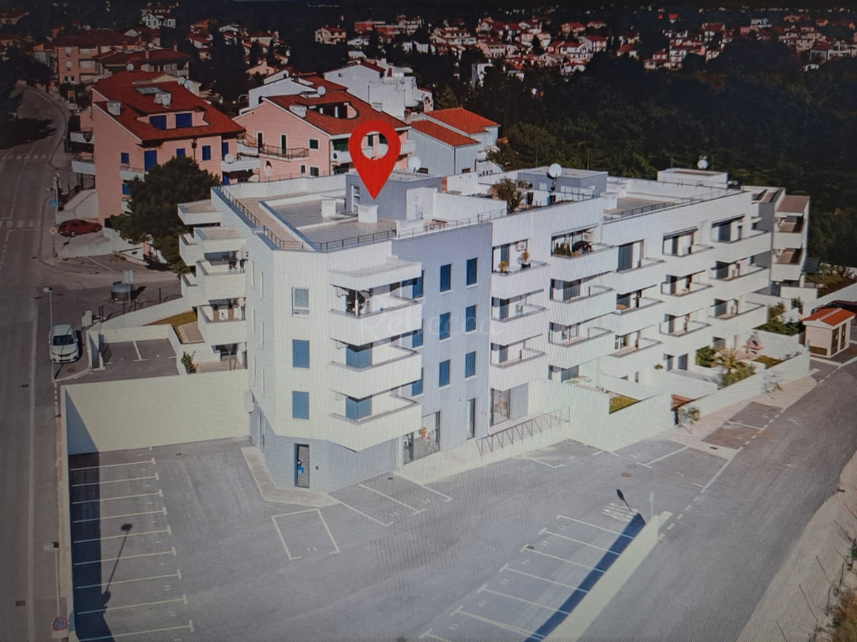 Prodaja ekskluzivnega apartmaja v Premanturi, z vpisano stanovanjsko površino 104m2, cena vključuje veliko strešno teraso 140m2 kot edino nepremičnino s pogledom na morje, prva vrsta doma