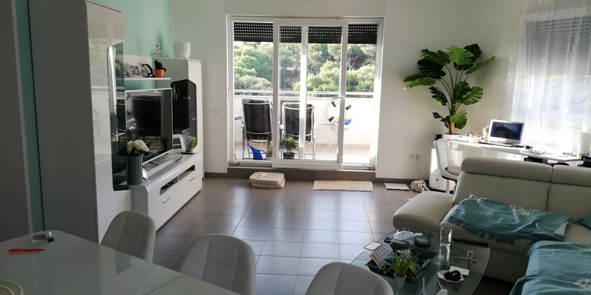 Prodaja ekskluzivnega apartmaja v Premanturi, z vpisano stanovanjsko površino 104m2, cena vključuje veliko strešno teraso 140m2 kot edino nepremičnino s pogledom na morje, prva vrsta doma