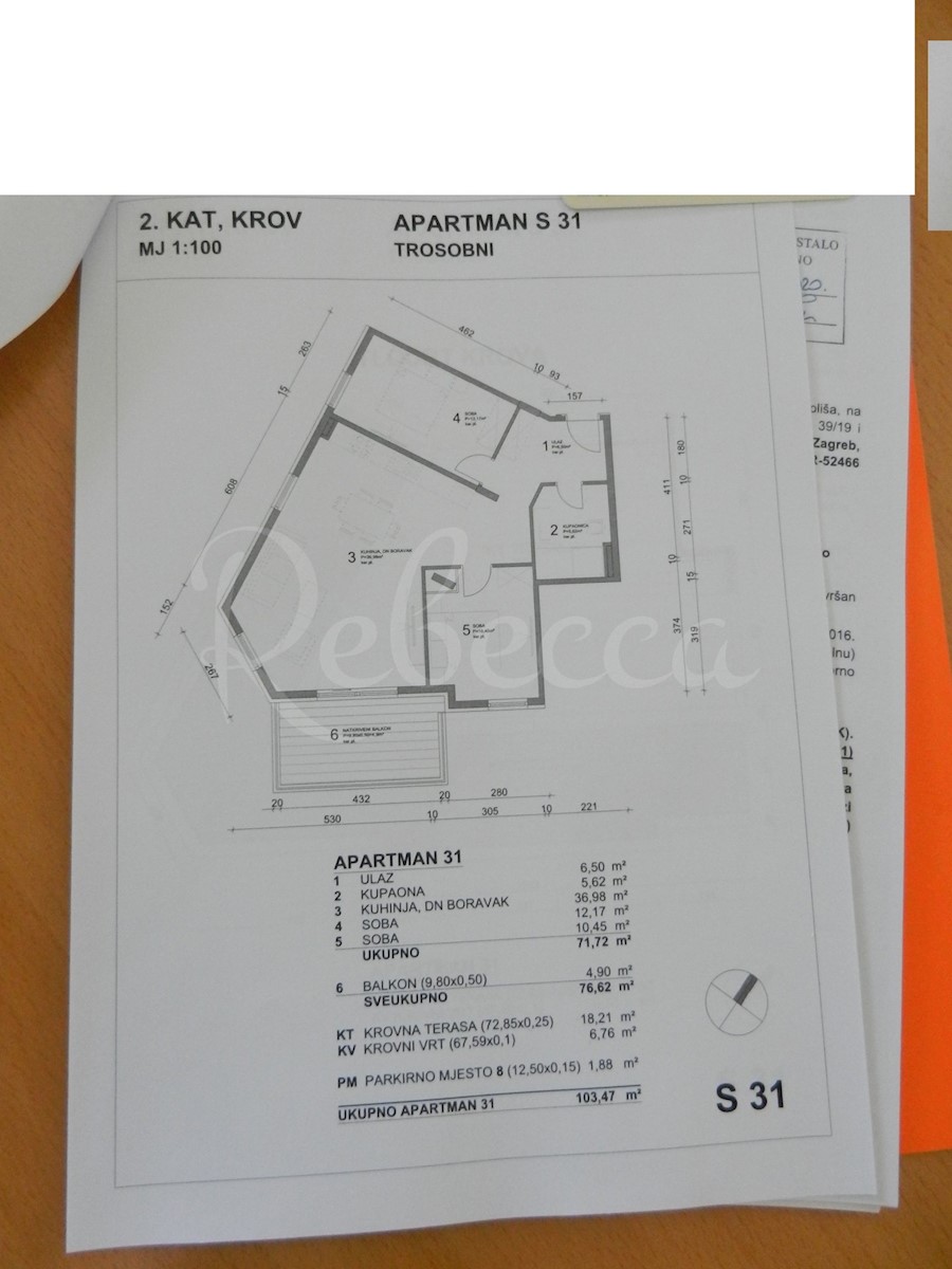 Prodaja ekskluzivnega apartmaja v Premanturi, z vpisano stanovanjsko površino 104m2, cena vključuje veliko strešno teraso 140m2 kot edino nepremičnino s pogledom na morje, prva vrsta doma