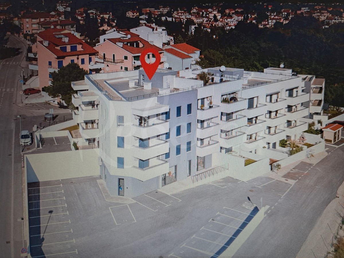 Prodaja ekskluzivnega apartmaja v Premanturi, z vpisano stanovanjsko površino 104m2, cena vključuje veliko strešno teraso 140m2 kot edino nepremičnino s pogledom na morje, prva vrsta doma