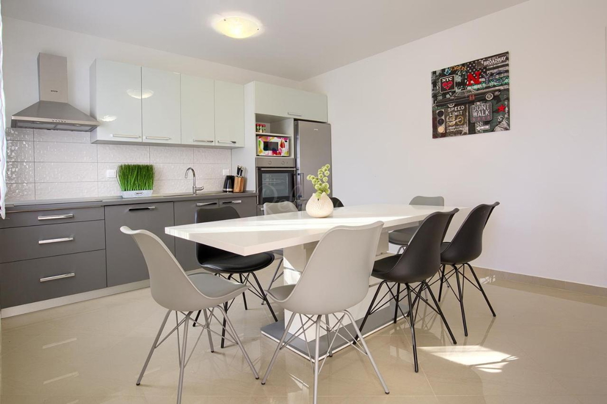 ISTRA, LIŽNJAN, samostojna hiša s tremi apartmaji in vrtom