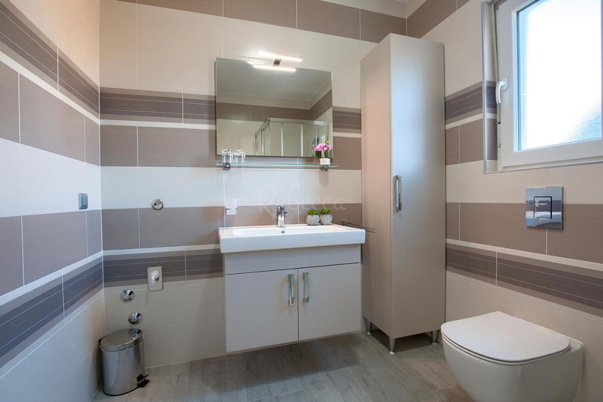 ISTRA, LIŽNJAN, samostojna hiša s tremi apartmaji in vrtom