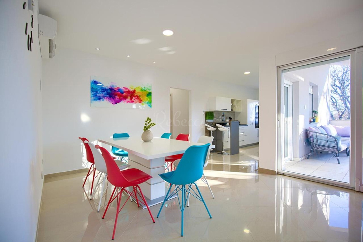 ISTRA, LIŽNJAN, samostojna hiša s tremi apartmaji in vrtom