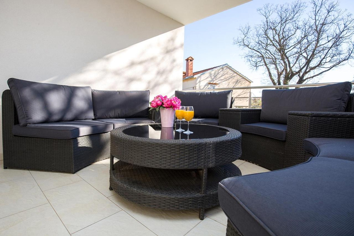 ISTRA, LIŽNJAN, samostojna hiša s tremi apartmaji in vrtom