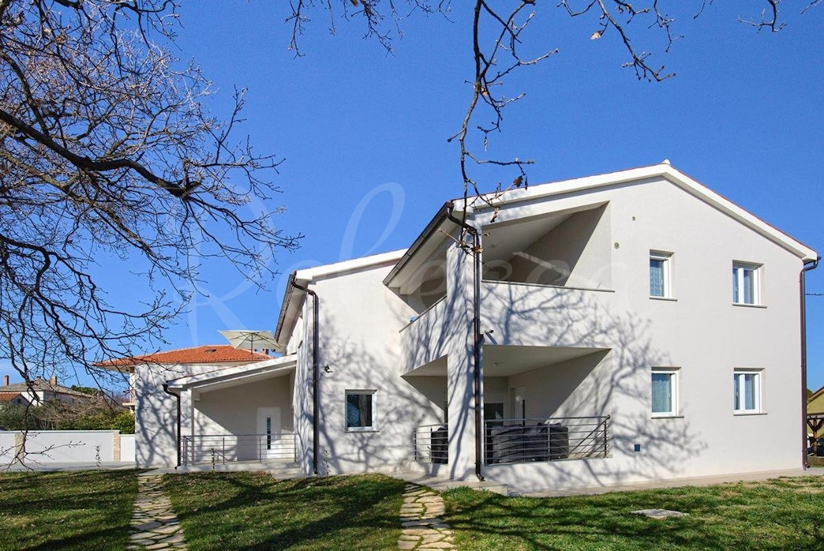 ISTRA, LIŽNJAN, samostojna hiša s tremi apartmaji in vrtom