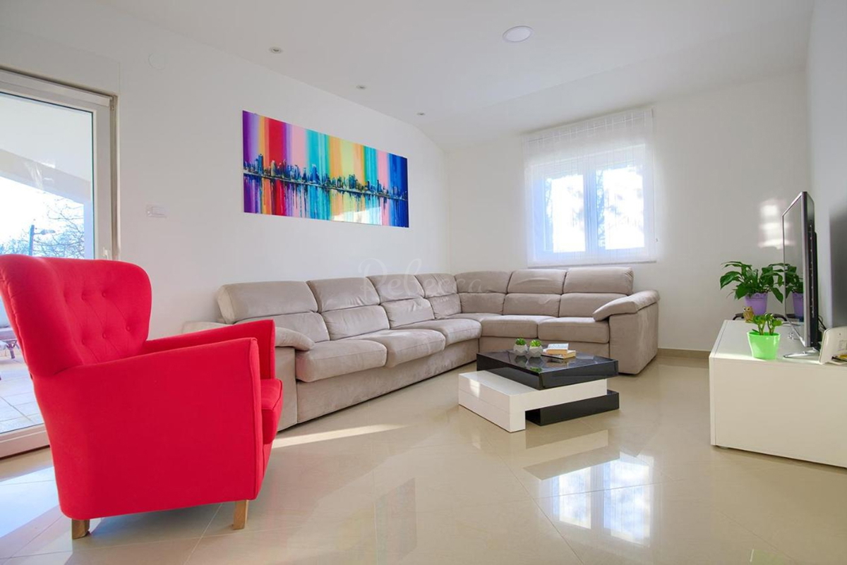 ISTRA, LIŽNJAN, samostojna hiša s tremi apartmaji in vrtom