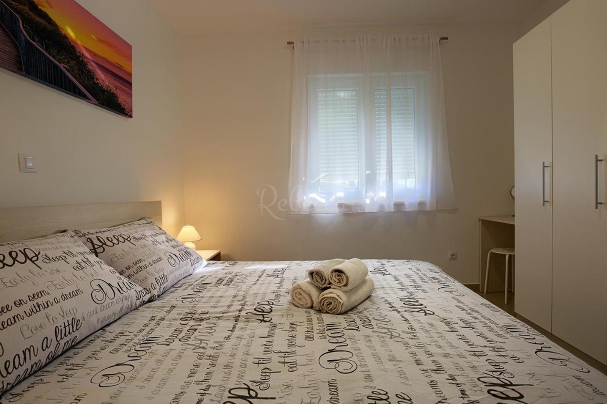 ISTRA, LIŽNJAN, samostojna hiša s tremi apartmaji in vrtom