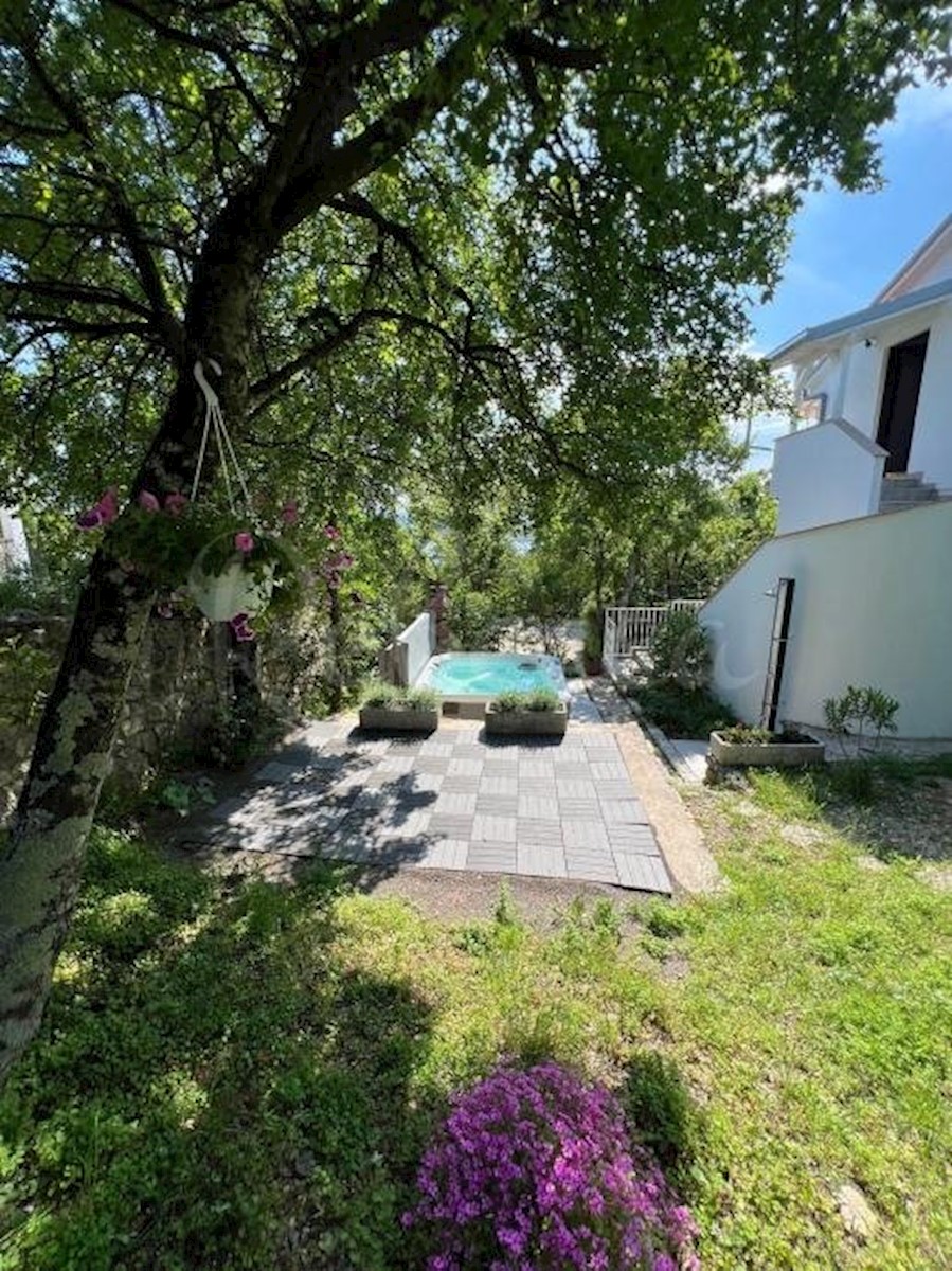 Hiša s pogledom na morje, dva apartmaja, garaža, Jadranovo