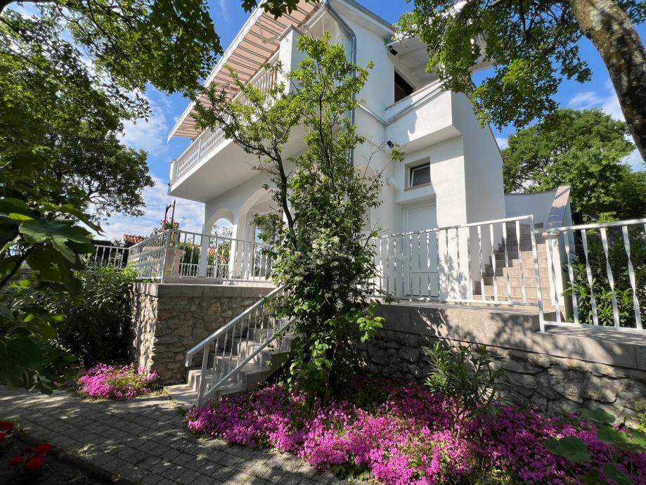 Hiša s pogledom na morje, dva apartmaja, garaža, Jadranovo