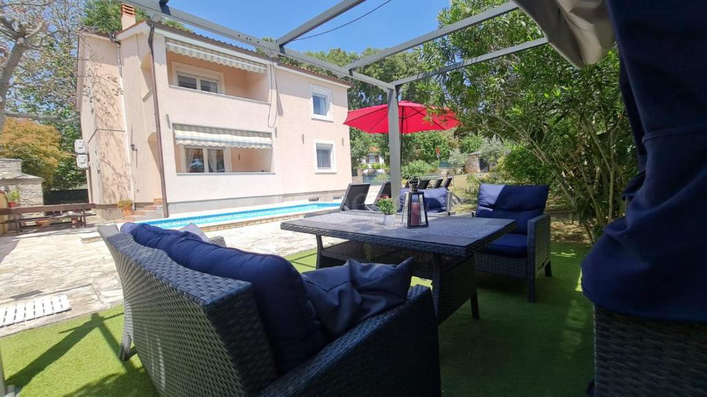 Samostojna vila z bazenom, blizu centra mesta, Pulj