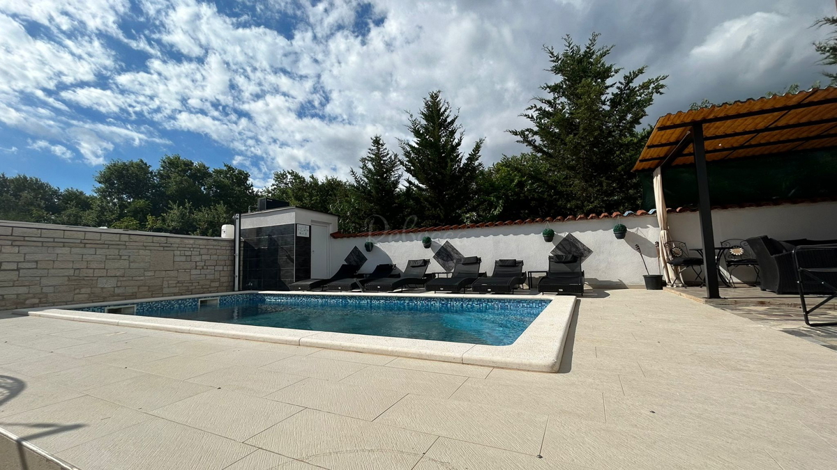 Apartmajska hiša, 240 m2, bazen, Pula