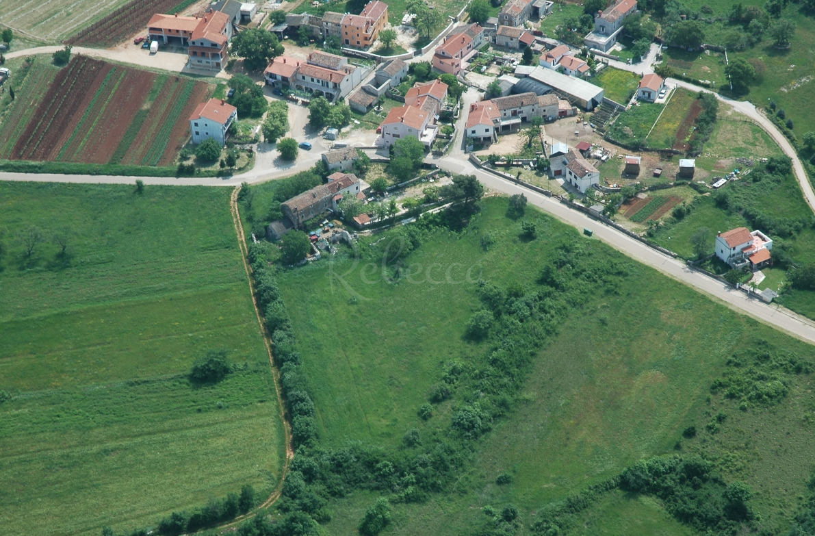 Prostorno posestvo 7800 m2, zazidljivo zemljišče, v bližini Bala