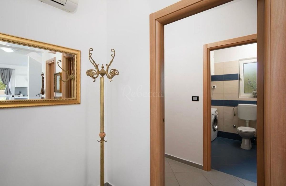 Popolnoma opremljena hiša s bazenom in garažo v Loborici – idealna za družino ali naložbo