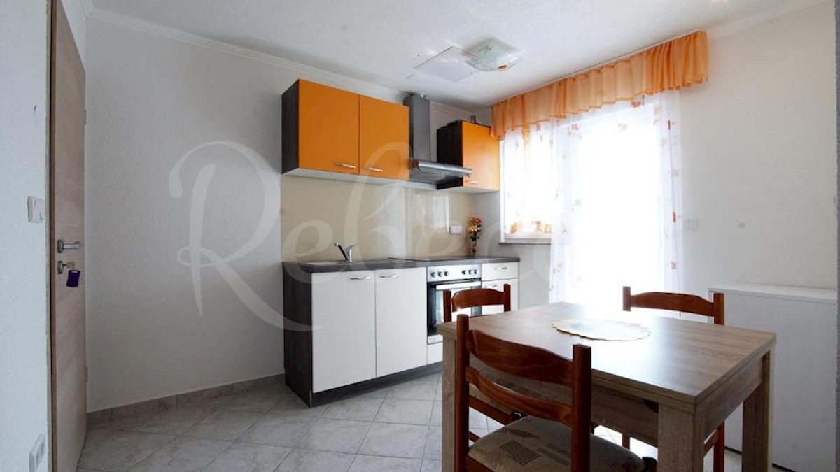 Pag, objekt z 9 luksuznimi apartmaji (555m2), 1. red do morja