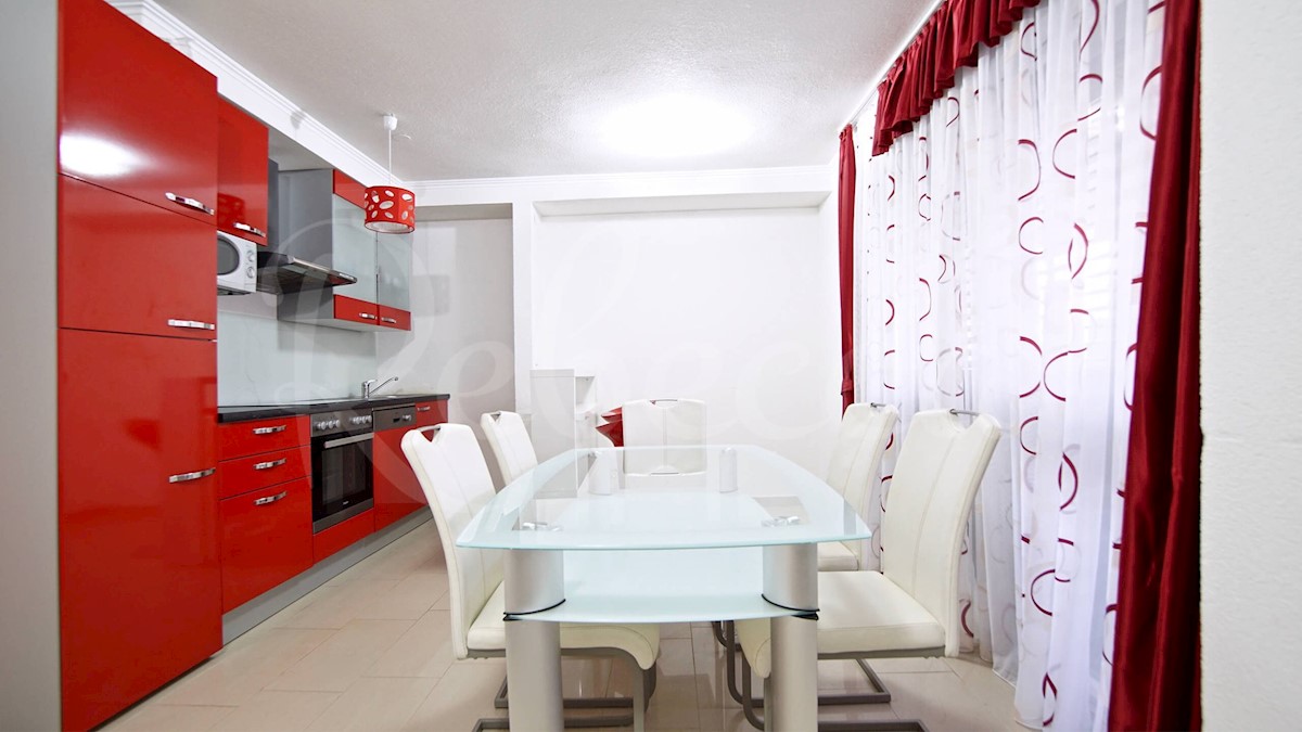 Pag, objekt z 9 luksuznimi apartmaji (555m2), 1. red do morja